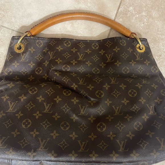 Louis Vuitton Handbags - Louis Vuitton Artsy MM hand bag